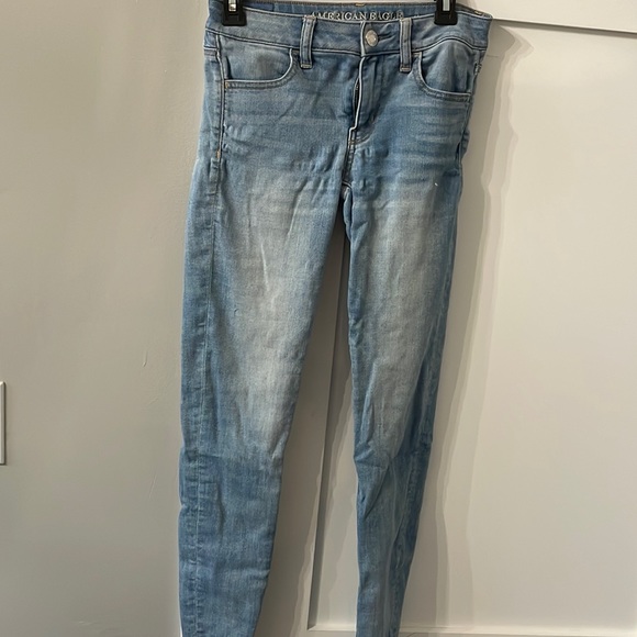 Size 4 light wash American Eagle Jeans - Picture 1 of 2